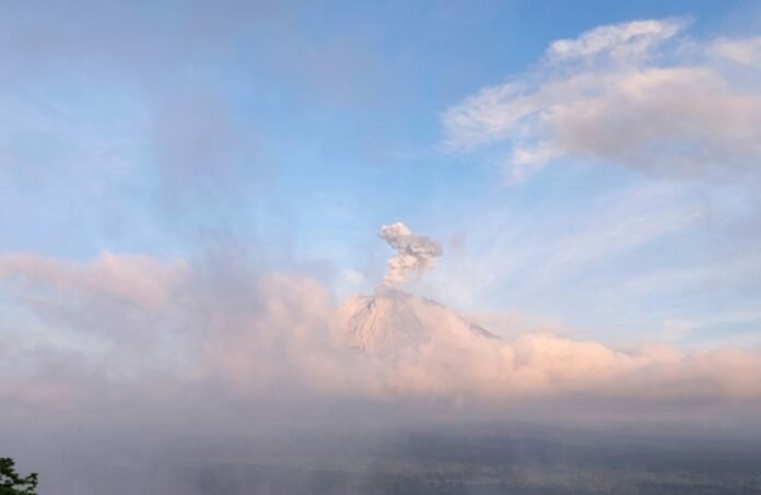 Erupsi Gunung Semeru Hari Ini: Tinggi Letusan Capai 900 Meter, Status Siaga Gunung Semeru
