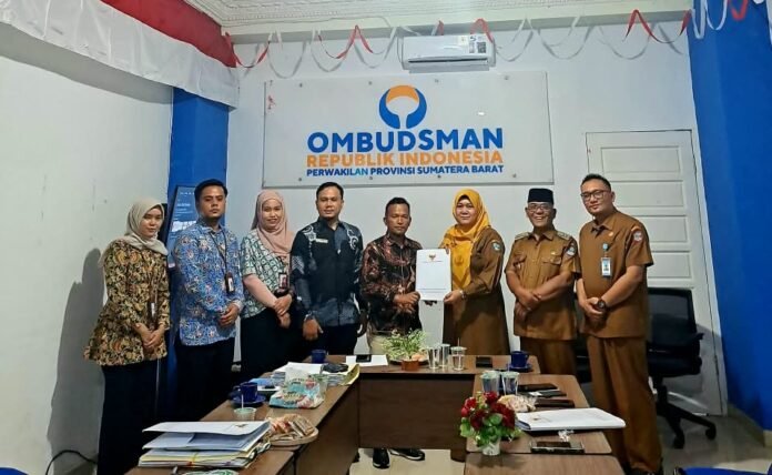 Tindak Lanjuti LHP Ombudsman, Bupati Pasaman Barat Komit Perbaiki Tata Kelola Nagari Bupati Pasaman Barat Yulianto menerima LHP tindakan korektif di Kantor Perwakilan Ombudsman RI Sumbar